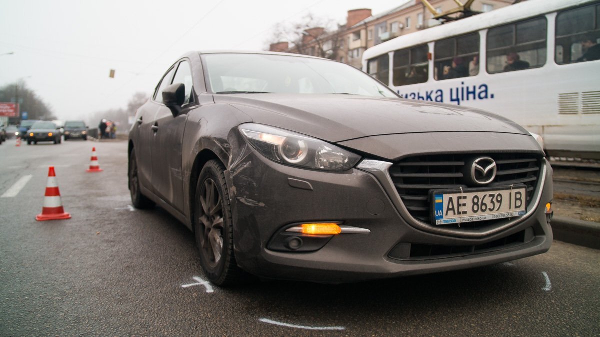 Вследствие удара Mazda получил незначительные повреждения 
