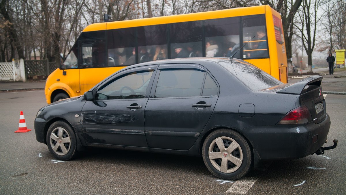 На перекрестке с улицей Леонида Стромцова водитель Mitsubishi решил совершить поворот, не заметив при этом автомобиль слева