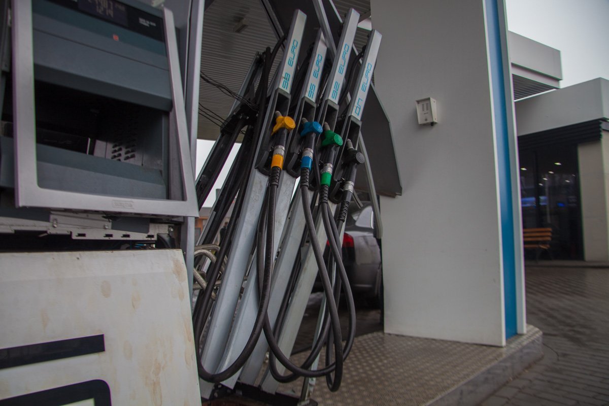 Из-за своей невнимательности водитель повредил бензоколонку Из-за своей невнимательности водитель повредил бензоколонку