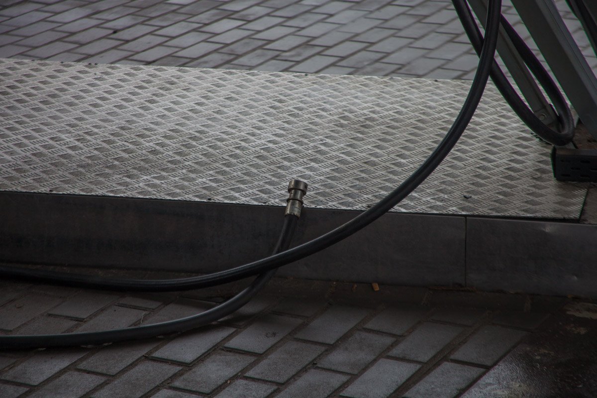 Оборванный топливный шланг Оборванный топливный шланг