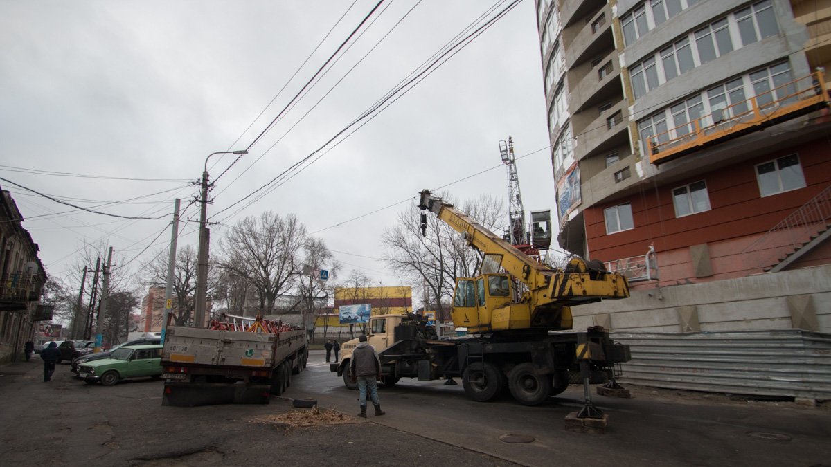 На улице Исполкомовской проводят демонтажные работы