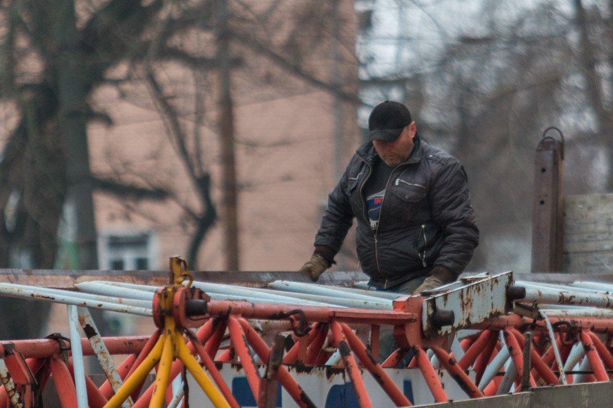 Демонтируют башенный кран