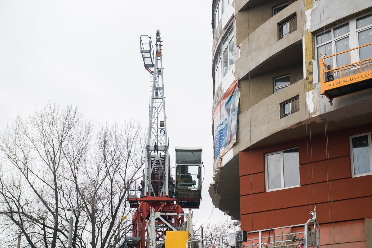 Сегодня рабочие разбирают кабину и заднюю часть крана
