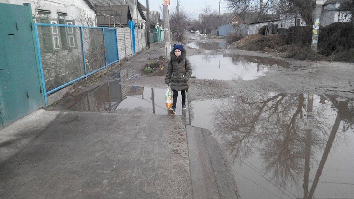 Ямы и лужи доставляют много неудобств детям, идущим в школу