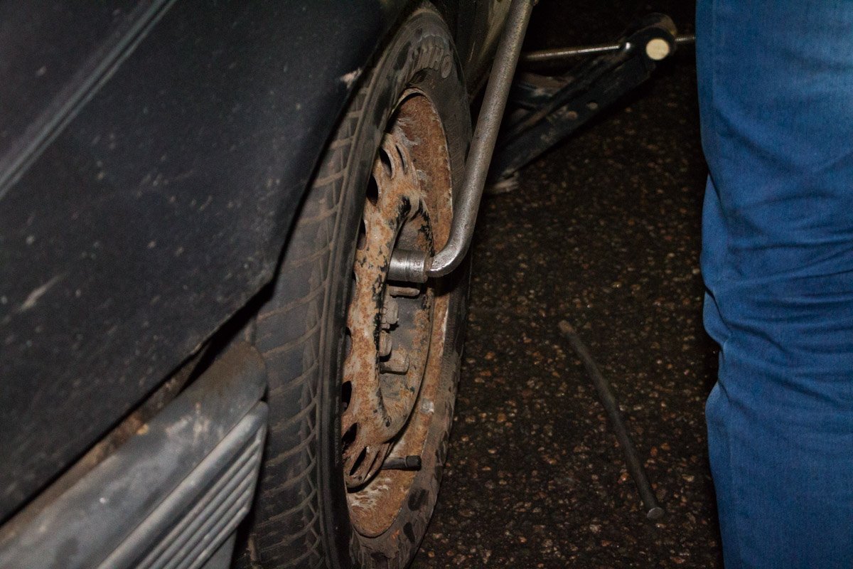 Из-за того, что на улице темно, водителям еще сложнее устранить проблему