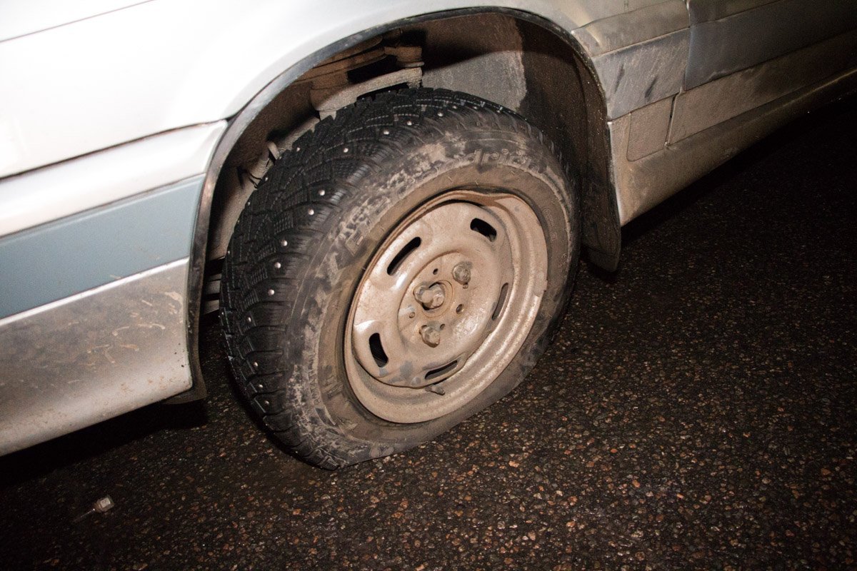 Причина остановки - пробитые колеса