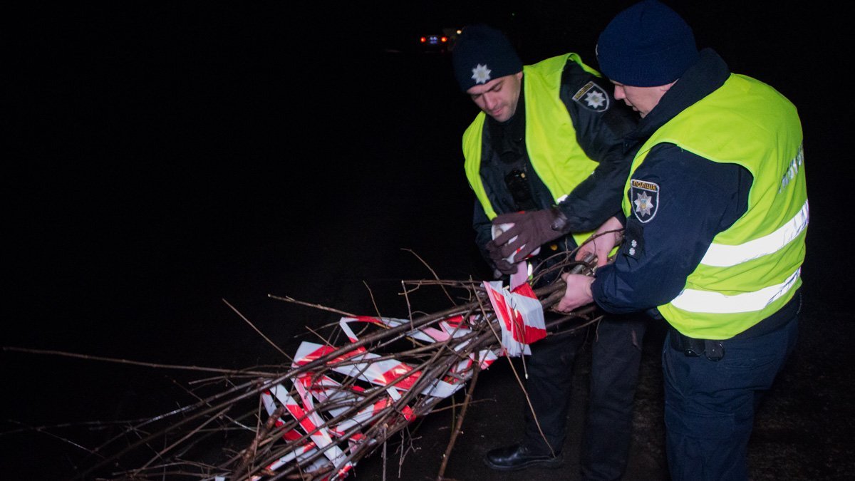 Полиция оградила яму ветками деревьев с лентами