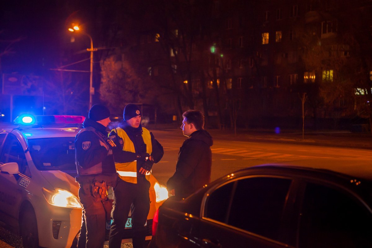 Водитель утверждает, что не видел пешеходов из-за соседних машин Водитель утверждает, что не видел пешеходов из-за соседних машин