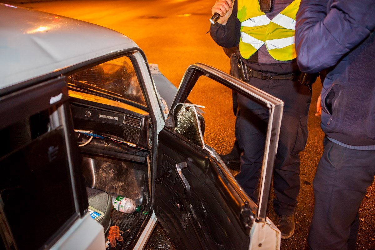 Водитель ВАЗ поехал на красный свет светофора