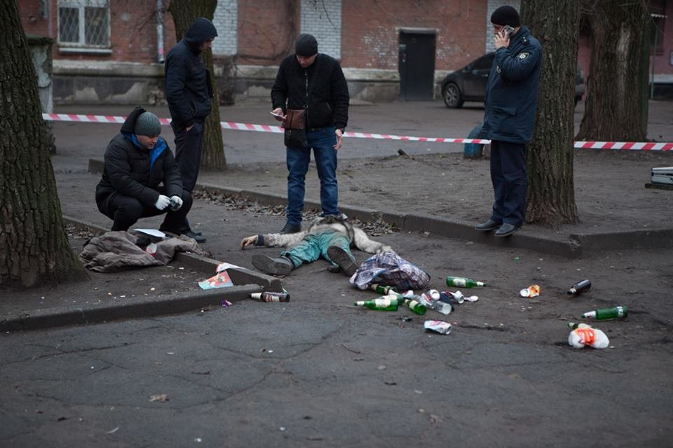 Труп обнаружил прохожий Труп обнаружил прохожий