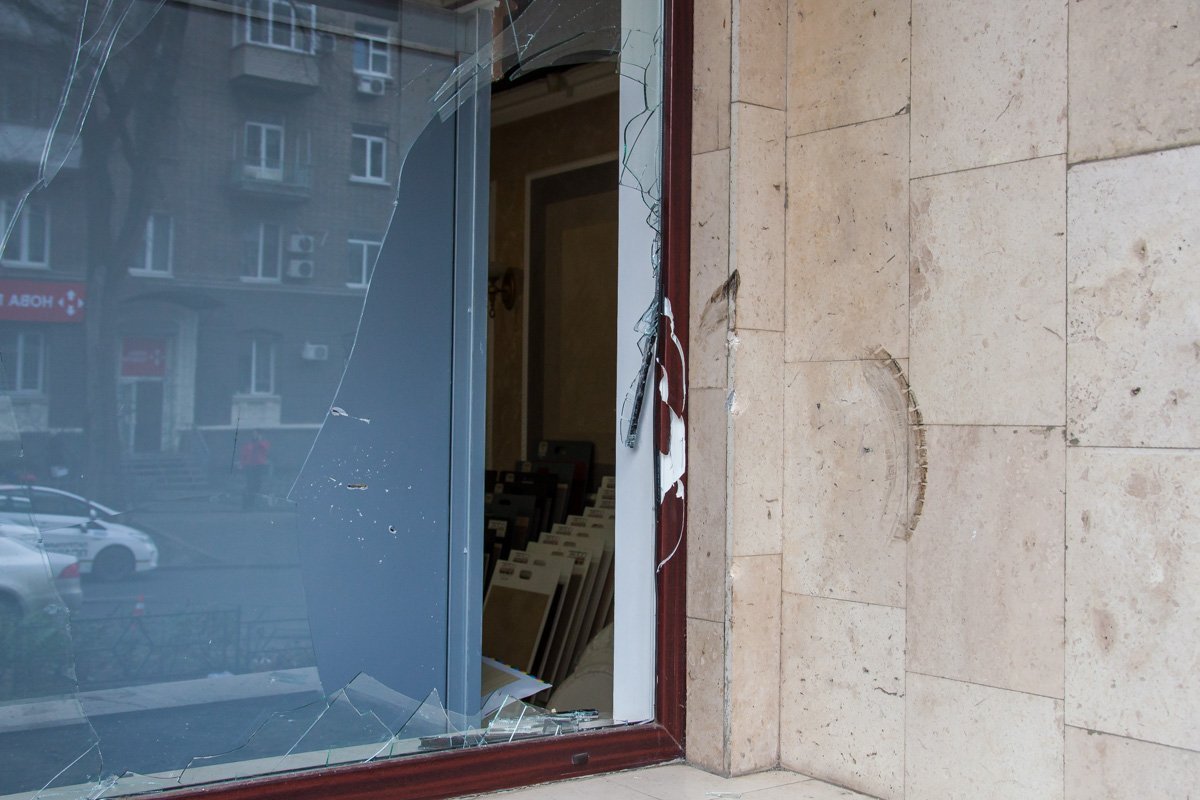 Запасное колесо вылетело в окно магазина Запасное колесо вылетело в окно магазина