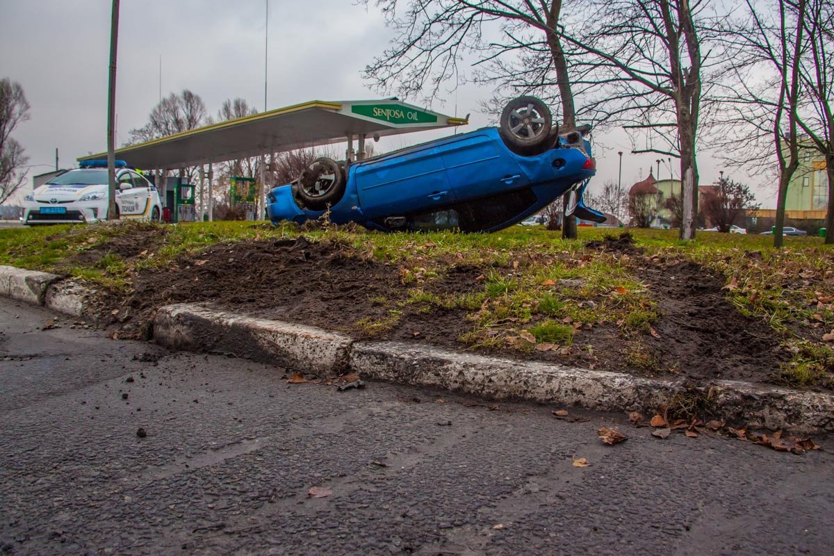 На пути автомобиля встал бордюр, До заправки оставались считанные метры