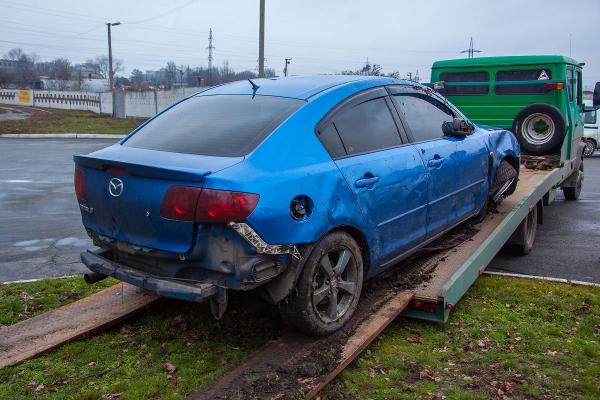 За поврежденным автомобилем приехал эвакуатор