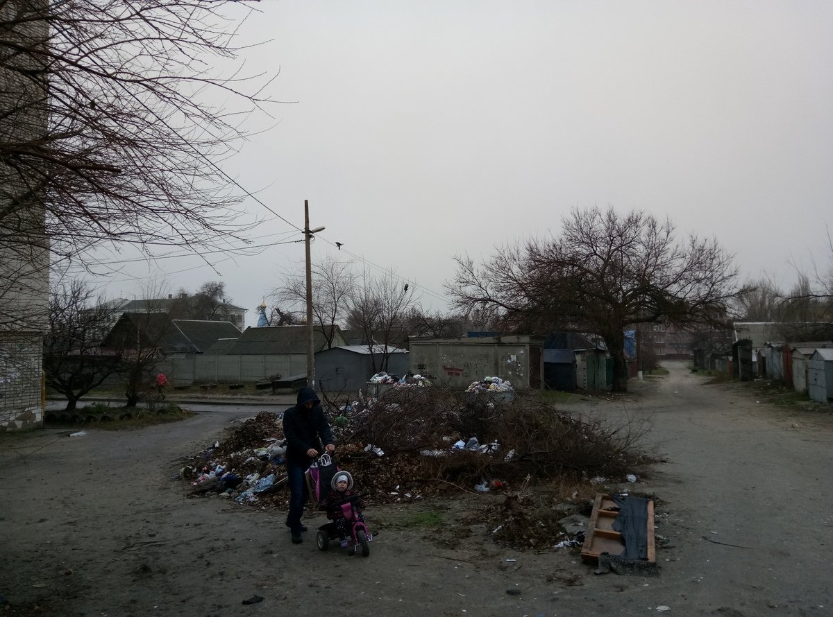 Жителям района приходится обходить горы мусора