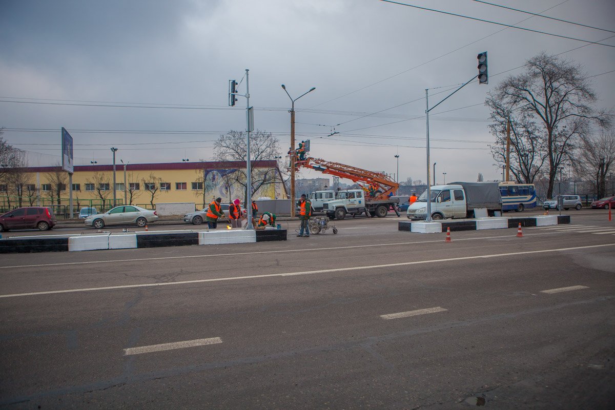 На одном из опасных участков дороги поставили светофор