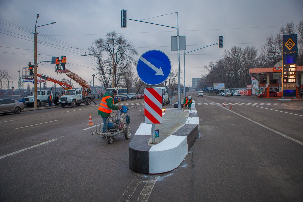 Также между заправкой и стадионом поставили светоотражающие элементы