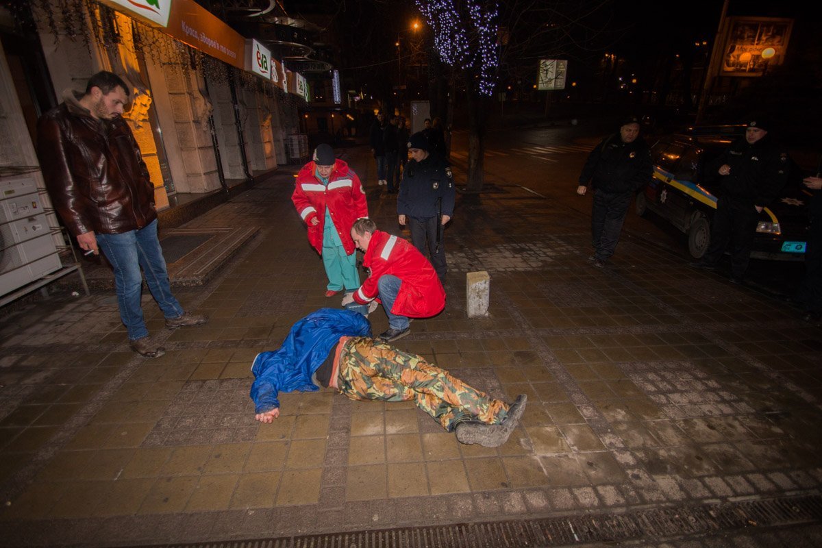 Сотрудники скорой помощи пытаются привести в сознание пострадавшего Сотрудники скорой помощи пытаются привести в сознание пострадавшего