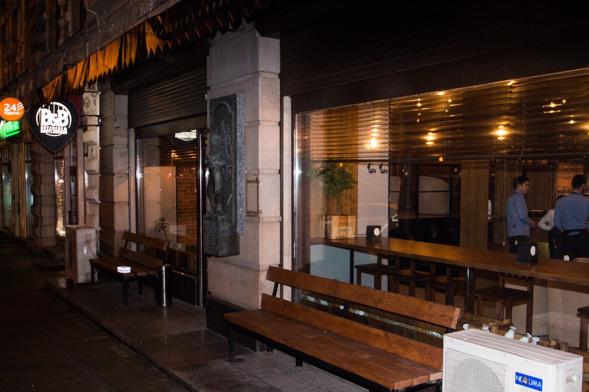 Фасад заведения в котором отдыхали два друга Фасад заведения в котором отдыхали два друга