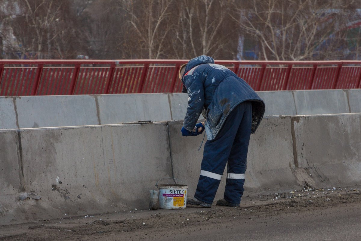Рабочие "заделывают" стыки в отбойниках Рабочие "заделывают" стыки в отбойниках