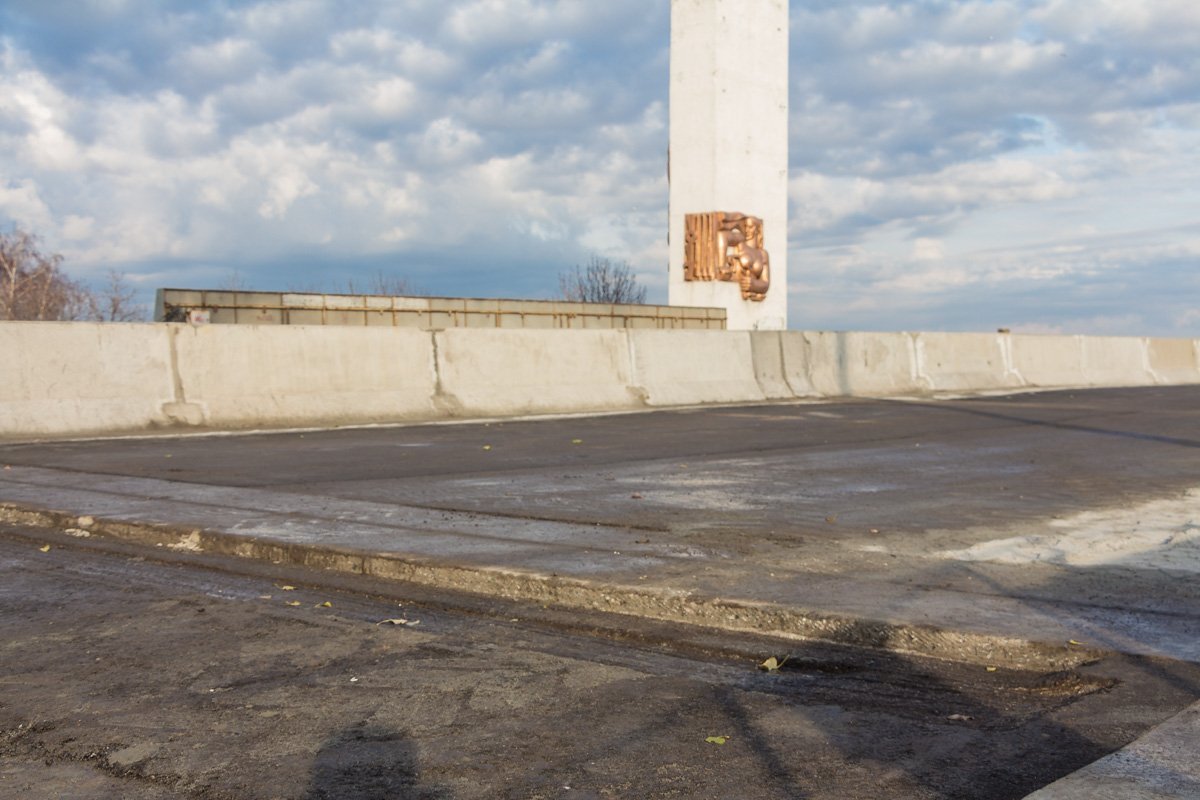 Положили временный слой асфальта Положили временный слой асфальта