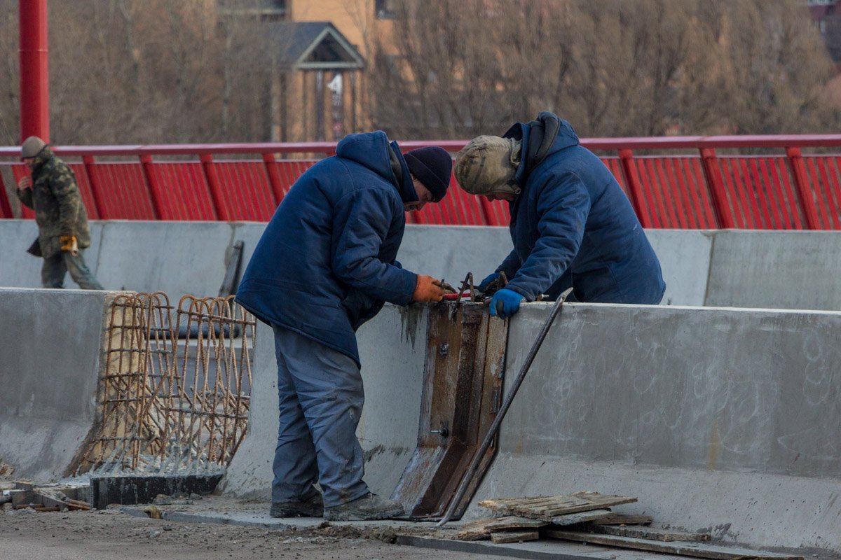 На мосту рабочие заканчивают последние приготовления перед открытием На мосту рабочие заканчивают последние приготовления перед открытием