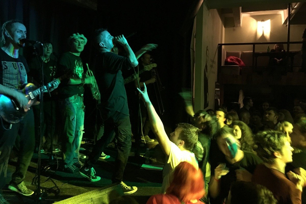 Сергей Жадан горел на сцене в прямом и переносном смысле