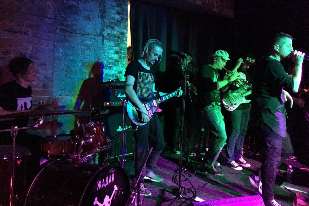 Музыканты всемером еле помещались на сцене, но отыграли концерт весьма достойно