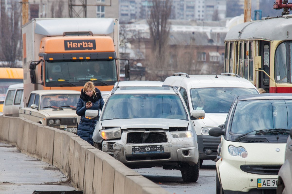 Участники аварии вызвали патруль полиции Участники аварии вызвали патруль полиции