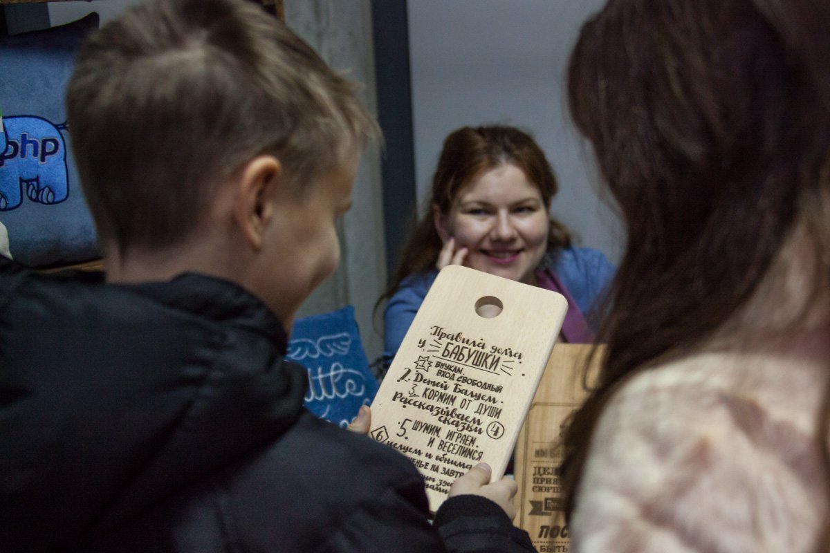 Люди выбирали подарки знакомым и друзьям к новому году