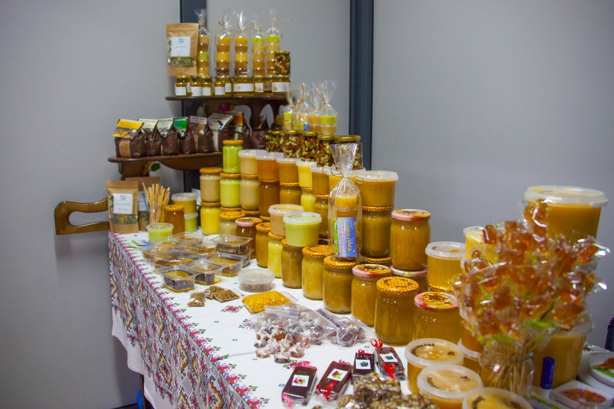 Мед, собранный со всех уголков Украины