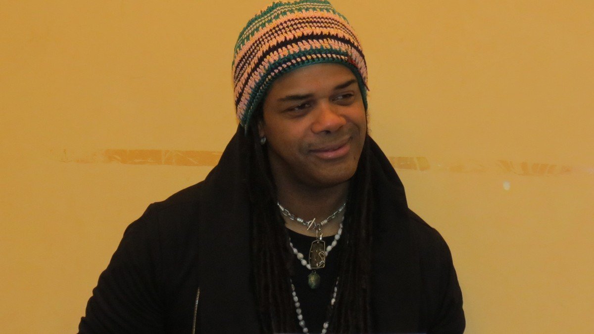 У этого симпатяги ямайские корни, и он родился на белый свет, чтобы радовать людей своим даром У этого симпатяги ямайские корни, и он родился на белый свет, чтобы радовать людей своим даром