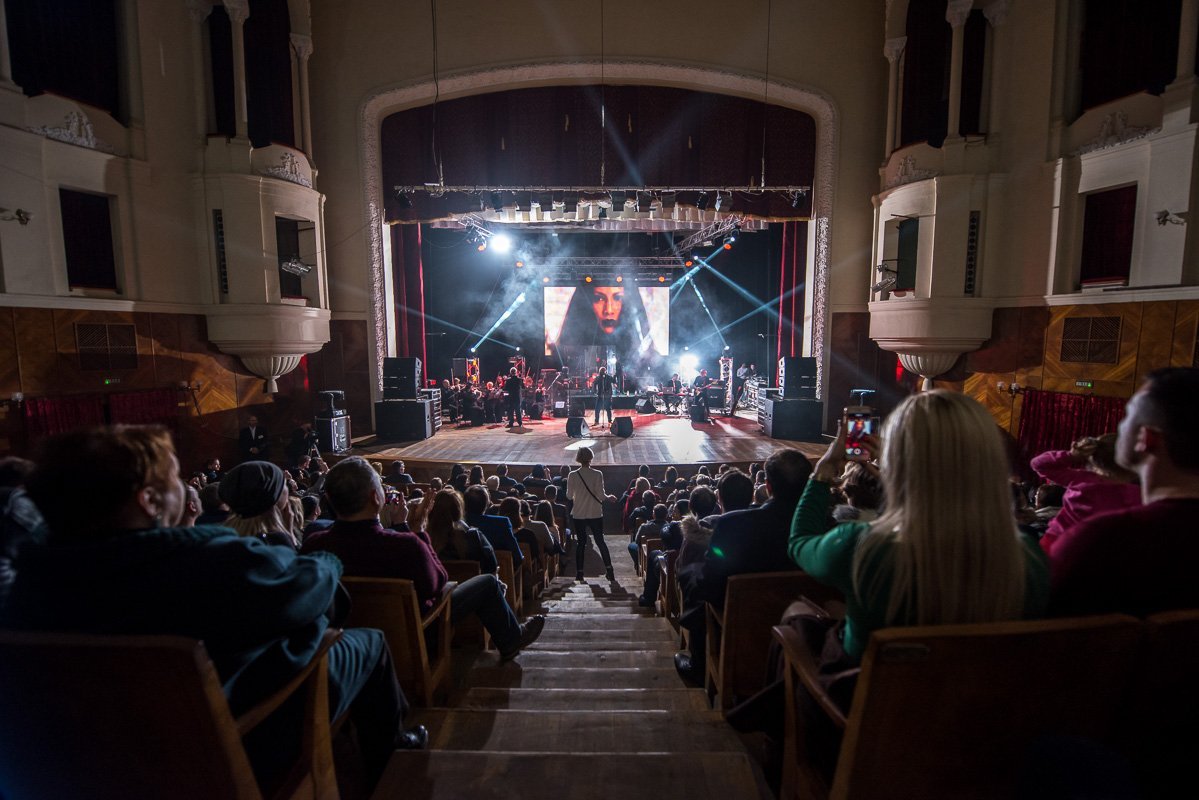Огромный экран с видео рядом, световое шоу и качественный звук - это все об Enigma Огромный экран с видео рядом, световое шоу и качественный звук - это все об Enigma