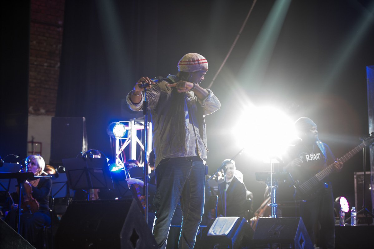 Фронтмен группы в восторге от симфонического оркестра Фронтмен группы в восторге от симфонического оркестра