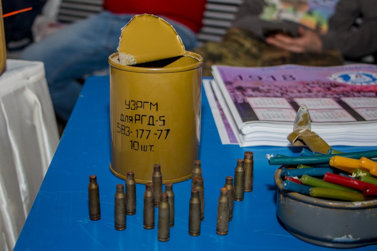 На мероприятии были выставлены сувениры из зоны военных действий