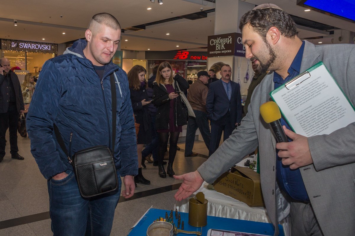 На фотосессии можно было купить сувениры АТО