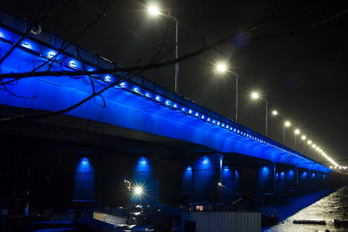 Ночной мост в сиянии Ночной мост в сиянии