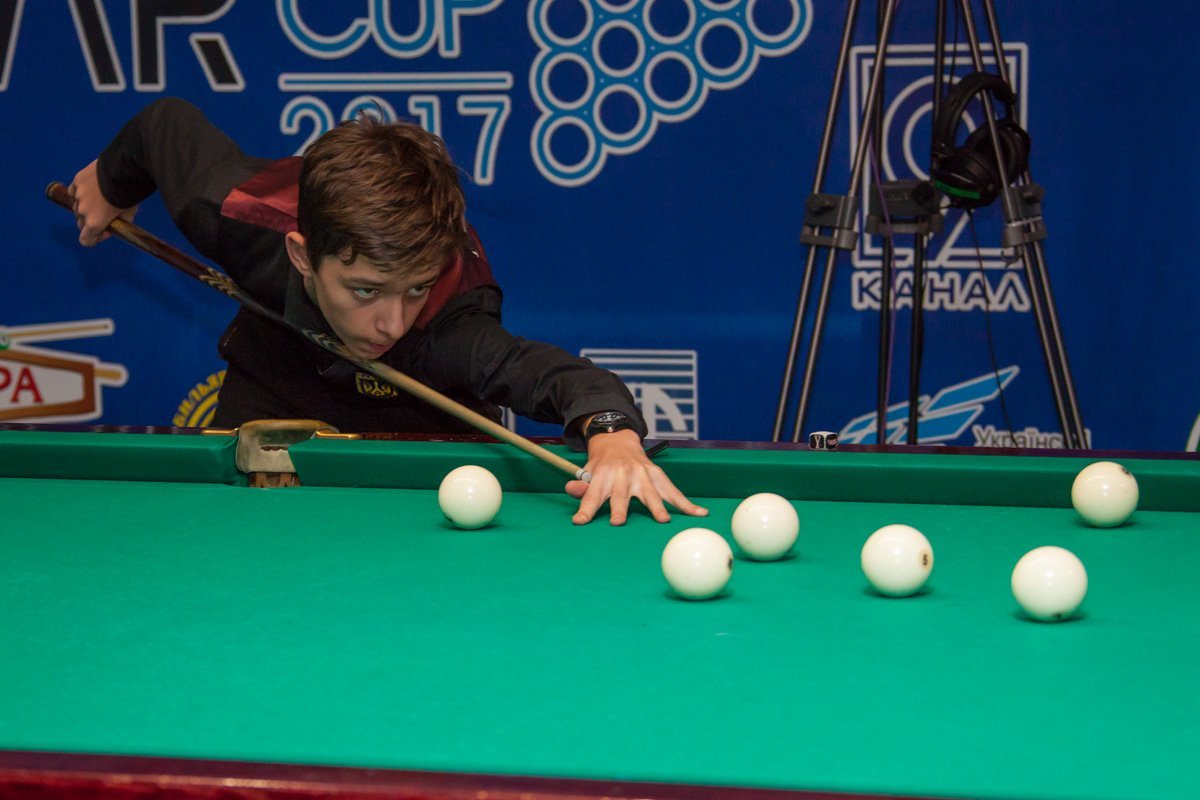 Спортсмен готовится сделать взмах для совершения удара