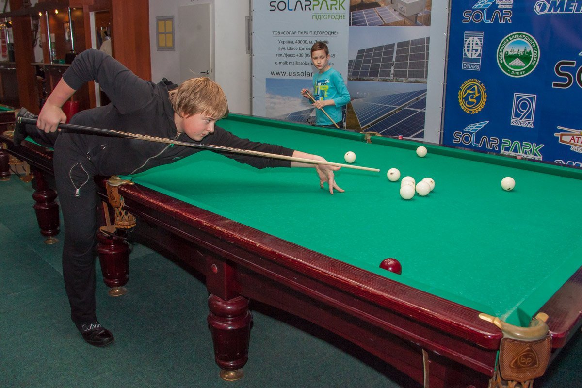 Спортсмен всегда должен касаться пола ногой 