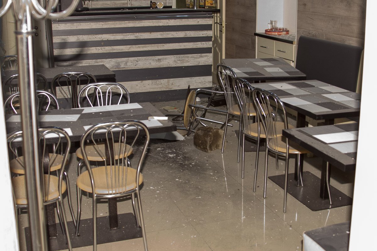 Осколки повредили интерьер заведения