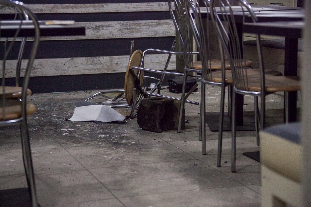 Тот самый кирпич которым разбили окно