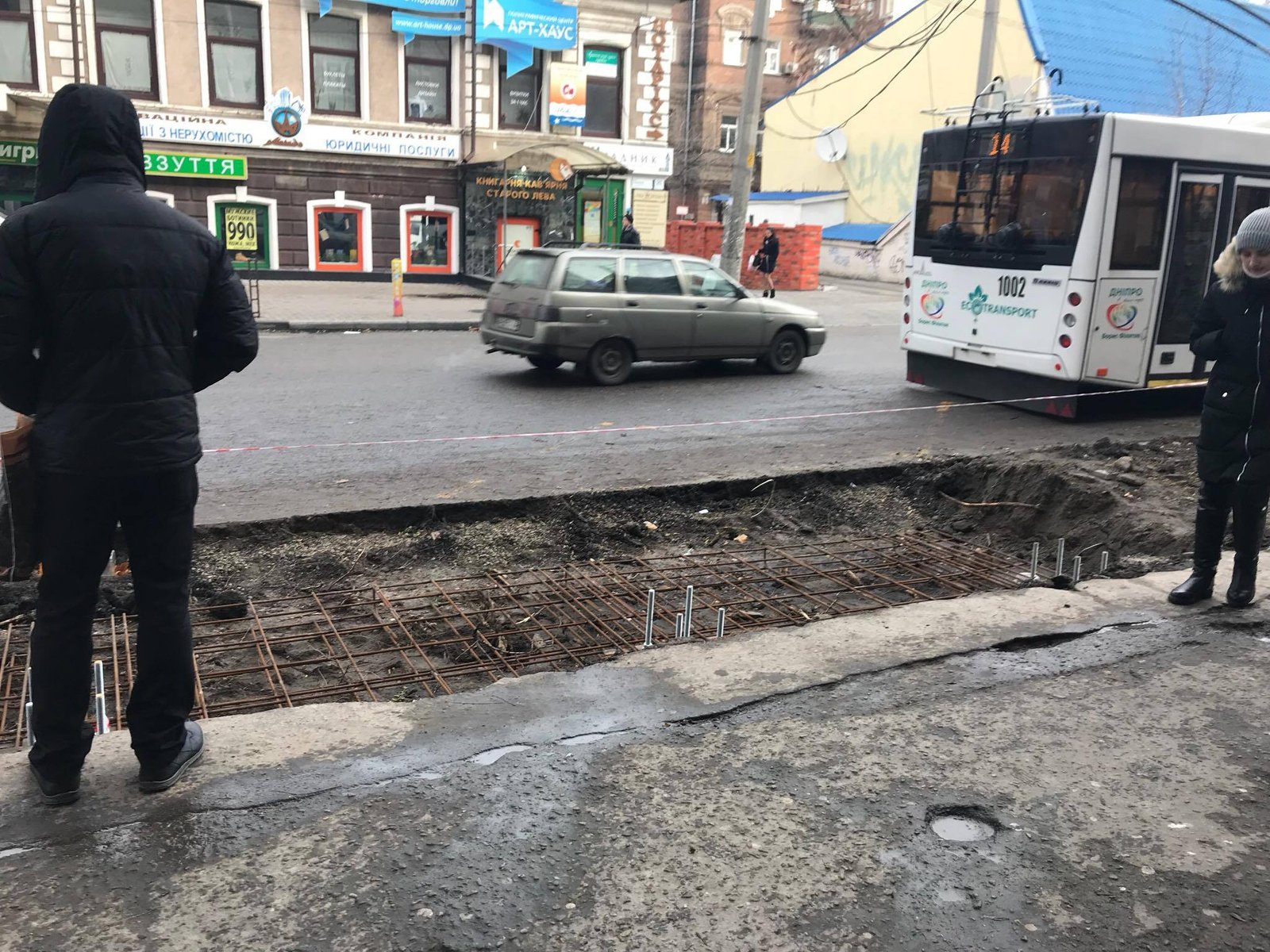 На улице Глинки подготовлен фундамент для установки нового остановочного оборудования На улице Глинки подготовлен фундамент для установки нового остановочного оборудования
