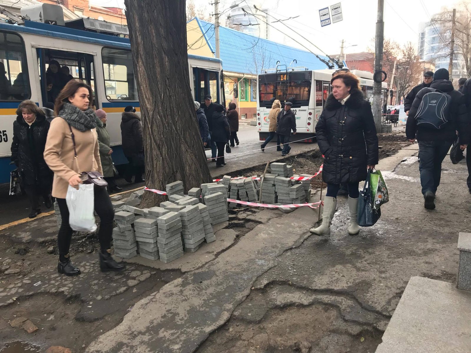 Жителям приходиться обходить стройку по проезжей части Жителям приходиться обходить стройку по проезжей части