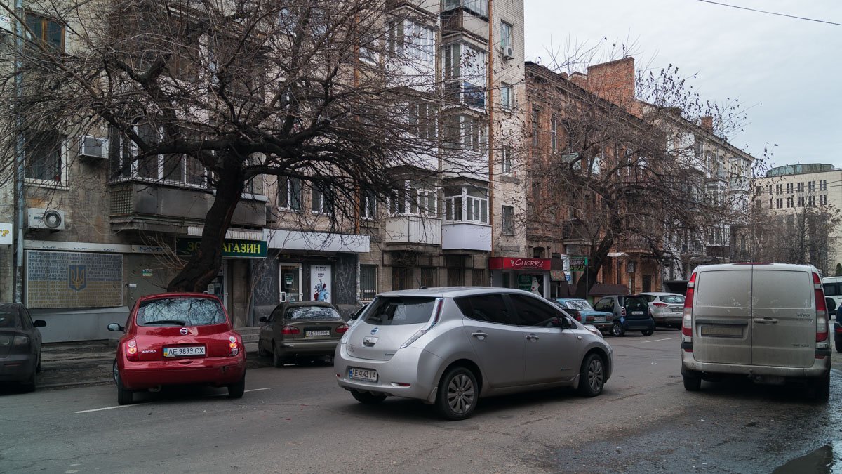 На улице Магдебургского права столкнулись Nissan Leaf и Nissan Micra