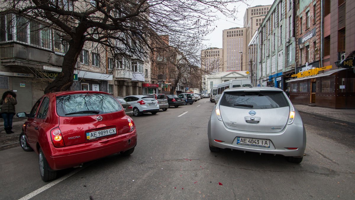 Водитель Nissan Micra сдал назад, не убедившись в безопасности маневра, вследствие чего произошло столкновение