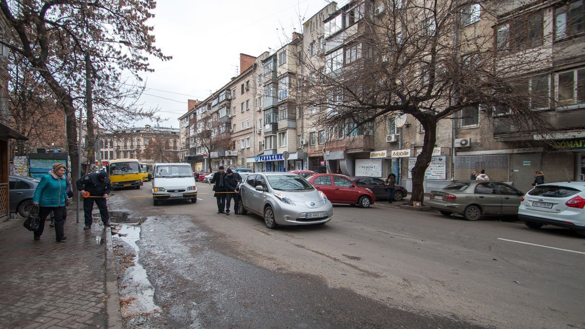 Сотрудники патрульной полиции составляют план-схему ДТП