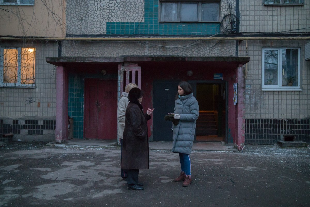 Информатор общается с жильцами подъезда