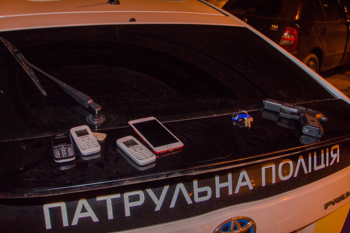 При поверхностном досмотре у задержанных были обнаружены телефоны и пистолет