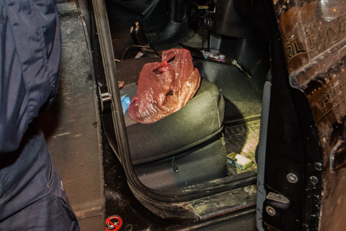 Под пассажирским сидением в салоне Scoda была обнаружена запечатанная стрейч пленкой пачка из-под сигарет