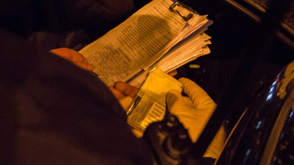 Та самая пачка из-под сигарет с белым кристаллическим веществом