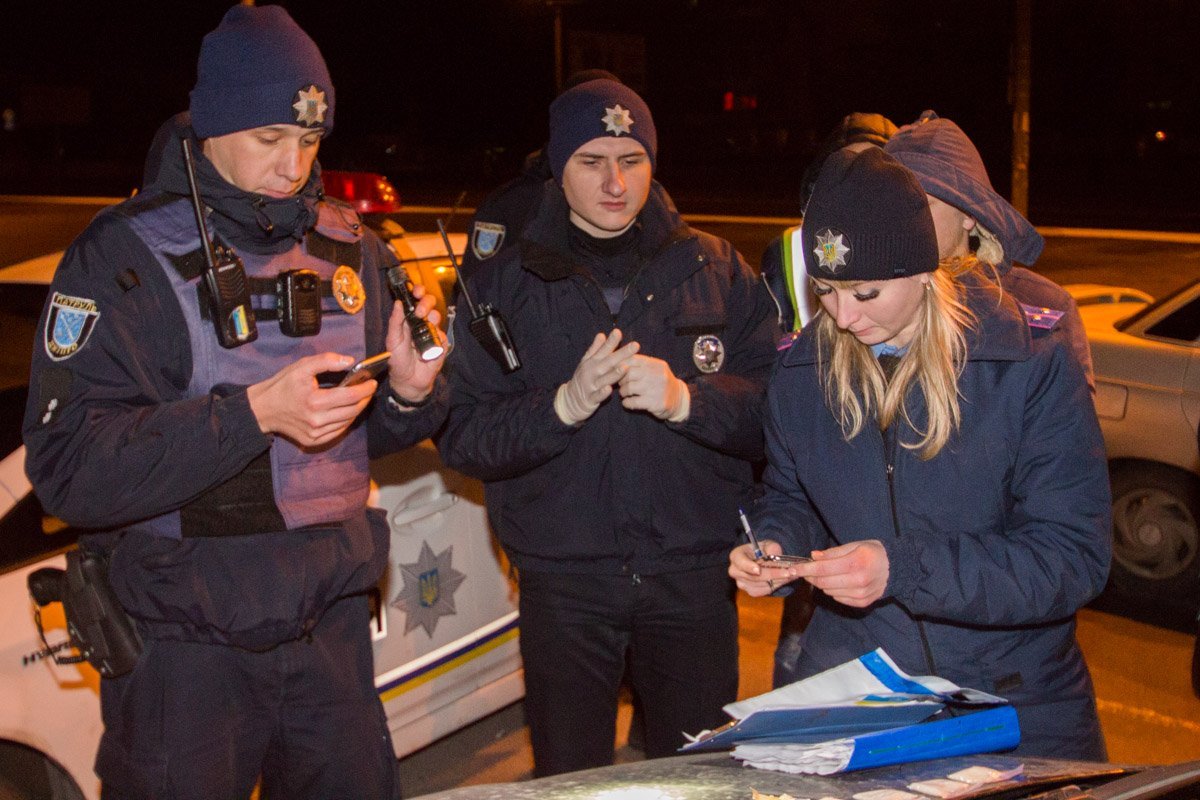 Из пачки были извлечены 4 слип-пакета с белым кристаллическим веществом, похожим на наркотическое